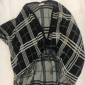 Checkered tassel shawl